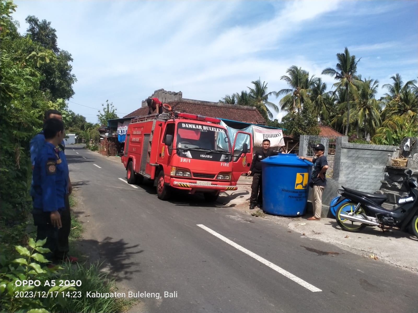 BPBD Bersama Damkar Buleleng Suplay Air Bersih Warga Gerokgak Layani