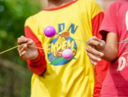 Orangtua Awasi Anak anak Bermain Latto latto Jangan Dekat ke Wajah