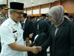 Dihadiri Walikota, Ketua KPUD Jakbar Lantik 40 PPK