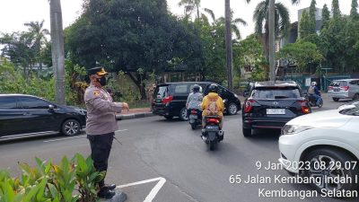 Memberikan Rasa Aman dan Nyaman Pengguna Jalan, Polsek Kembangan Atur Lalu Lintas  Pagi Hari di Wilayah Kembangan