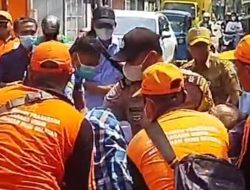 Bhabinkamtibmas Polsek Tambora Aiptu Suyatno Evakuasi Tuna Wisma Sakit Tergeletak Dipinggir Jalan