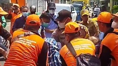 Bhabinkamtibmas Polsek Tambora Aiptu Suyatno Evakuasi Tuna Wisma Sakit Tergeletak Dipinggir Jalan