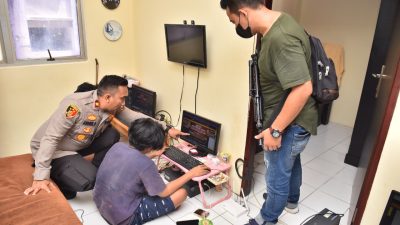 Polisi Menggerebek Markas Judi Online di Apartemen Kawasan Cengkareng, Jakarta Barat 