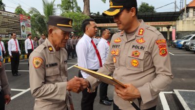 Kapolres Badung Berikan Reward Anggota Berprestasi Mampu Tingkatkan Kepercayaan di Masyarakat