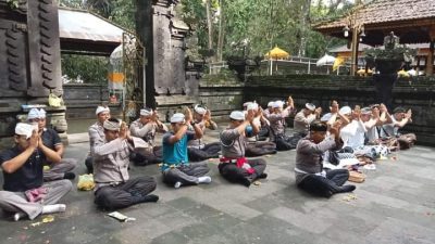 Tingkatkan Iman Personil Polsek Kubutambahan Sembahyang Di Pura Bukit Sinunggal Desa Tajun