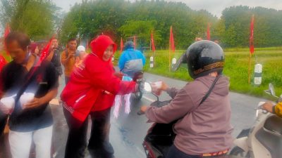 Masyarakat Terima Bingkisan Jenang Sumsum di HUT PDI Perjuangan ke-50 di Klaten