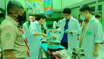 Ujian Kolaborasi Praktek IPA, Guru SMA St. Kristoforus II Dengan Kemampuan Masak Donat dan Bakpao