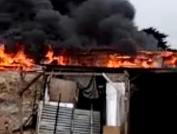 Asap Tebal Mengepul Dari Gudang Terbakar di Kembangan Jakbar, Damkar Kerahkan 14 Mobil Pemadam Gabungan