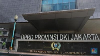 petugas damkar menyemprot disinfektan di gedung dprd dki jakarta kamis 307 cnbc indonesia muhammad sabki 169