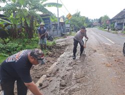 Buleleng Diguyur Hujan Deras Beberapa Rumah Terendam, Kades Patas Bersihkan Sampah Bersama Warga