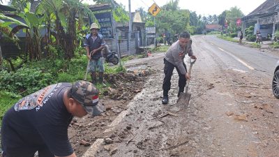 Buleleng Diguyur Hujan Deras Beberapa Rumah Terendam, Kades Patas Bersihkan Sampah Bersama Warga