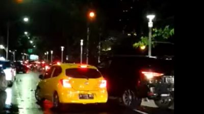 Vidio Viral… ! Pengemudi Toyota Fortuner Warna Hitam Rusak Mobil Brio Warna Kuning di Jalan Senopati