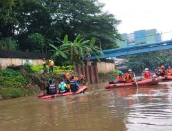 Dalam Rangka HUT Damkar Ke 104 Tahun Kota Jakbar Diadakan Susur Sungai dan Tanam Pohon 