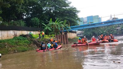 Dalam Rangka HUT Damkar Ke 104 Tahun Kota Jakbar Diadakan Susur Sungai dan Tanam Pohon 