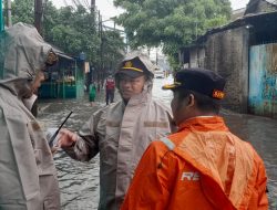 Kapolsek Kalideres Syafri Wasdar Didamping Wakil Camat Kalideres Cek  Lokasi Terdampak Banjir