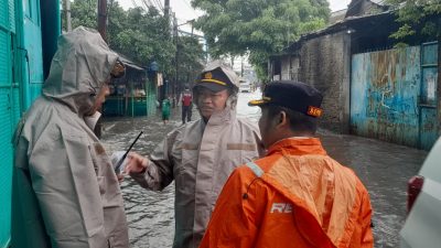 Kapolsek Kalideres Syafri Wasdar Didamping Wakil Camat Kalideres Cek  Lokasi Terdampak Banjir