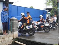 Naik Motor Walikota Jakbar Tinjau Genangan di Tegal Alur dan Kamal