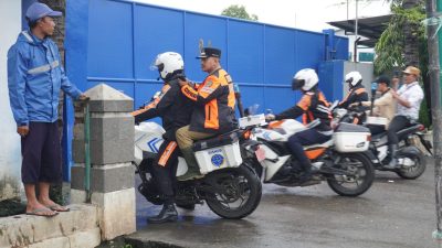 Naik Motor Walikota Jakbar Tinjau Genangan di Tegal Alur dan Kamal