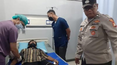 Gerak Cepat Personel Polsek Metro Taman Sari Beri Pertolongan Pedagang Kaki Lima yang Sakit 