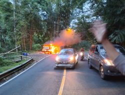 Mobil Angkutan Sangket Denpasar Terbakar, Pengemudi Meninggal Akibat Shock