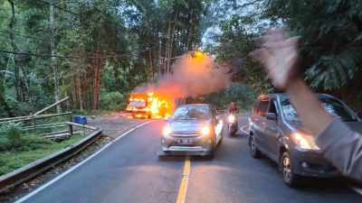 Mobil Angkutan Sangket Denpasar Terbakar, Pengemudi Meninggal Akibat Shock