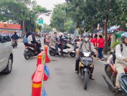 Warga Keluhkan Pembatas Jalan Yang Dipasang Polisi Di Kalideres