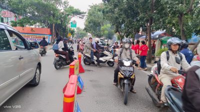 Warga Keluhkan Pembatas Jalan Yang Dipasang Polisi Di Kalideres