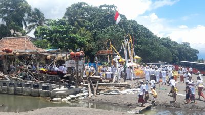 Kerama Adat Sinalud Melasti Rangkaian Nyepi Caka 1945 Di Lovina Terhalang Bangunan Tak Kantongi Ijin