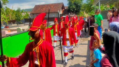 Diiringi Kirab Bergodo, 5 Gunungan Meriahkan Sadranan di Desa Jabung Gantiwarno