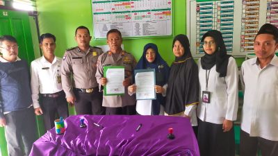 Satbinmas Polres Melawi Sambangi Madrasah Ibtidaiyah Tanda Tangani MOU