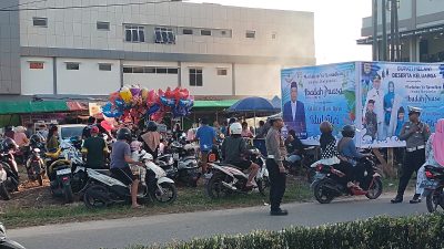 Satlantas Polres Melawi Pengamanan di Pasar Takjil Nanga Pinoh Saat Warga Belanja Persiapan Menjelang Berbuka Puasa