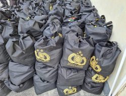 Polres Metro Jakarta Barat Salurkan 1000 Paket Sembako Bantuan Kemanusiaan Polri untuk Warga Slum Area 