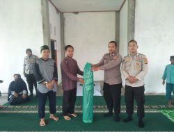 Sambangi Masjid, Satbinmas Polres Melawi Berikan Sajadah di Masjid Insan Kamil Desa Kenual Sampaikan Pesan Kamtibmas