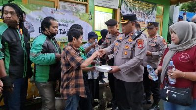 Wujudkan Polisi yang Presisi dan Humanis Bersama Polisi RW dan Kapolsek Kembangan Kompol Ubaidillah Bagikan Takjil 