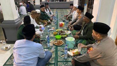 Kapolres Metro Jakbar Kombes Pol M.Syahduddi Mengajak Warganya Sahur Bersama 