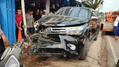 Mobil Dinas Bupati Kuningan Seruduk Sepeda Motor Tewaskan Sepasang Suami Istri 