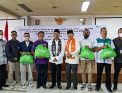 Pemkot Jakpus Bersama BPJS Ketenagakerjaan Salurkan 600 Paket Sembako Bagi Lima Federasi Buruh