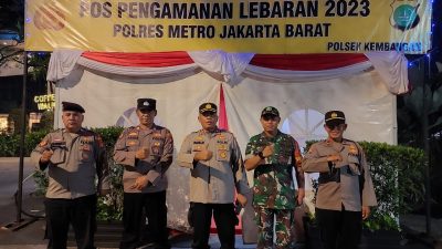 Polsek Kembangan  Bersama Padal Pospam  Lebaran Jaya 2023 Pantau Masyarakat Bubaran Tarawih