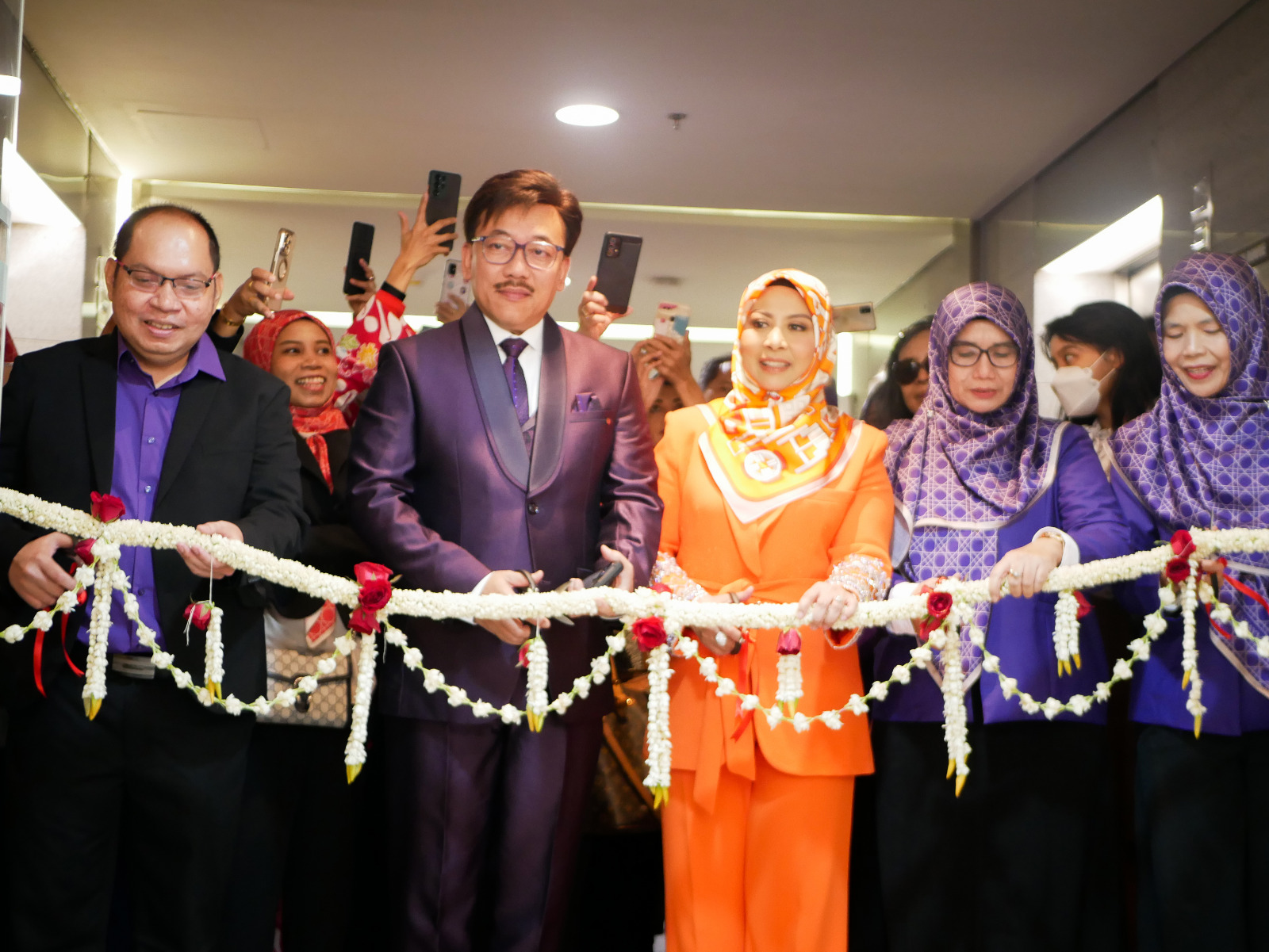 Dr. Syid Ayob Syid Mustafa AlQudri dan Puan Kartika Wati Mohamed menggunting untaian bunga melati saat peresmian Kantor  Pusat Eskayvie Indonesia di Tower A Lantai 7, South Quarter, Jakarta Selatan, pada Sabtu, 6 Mei 2023.