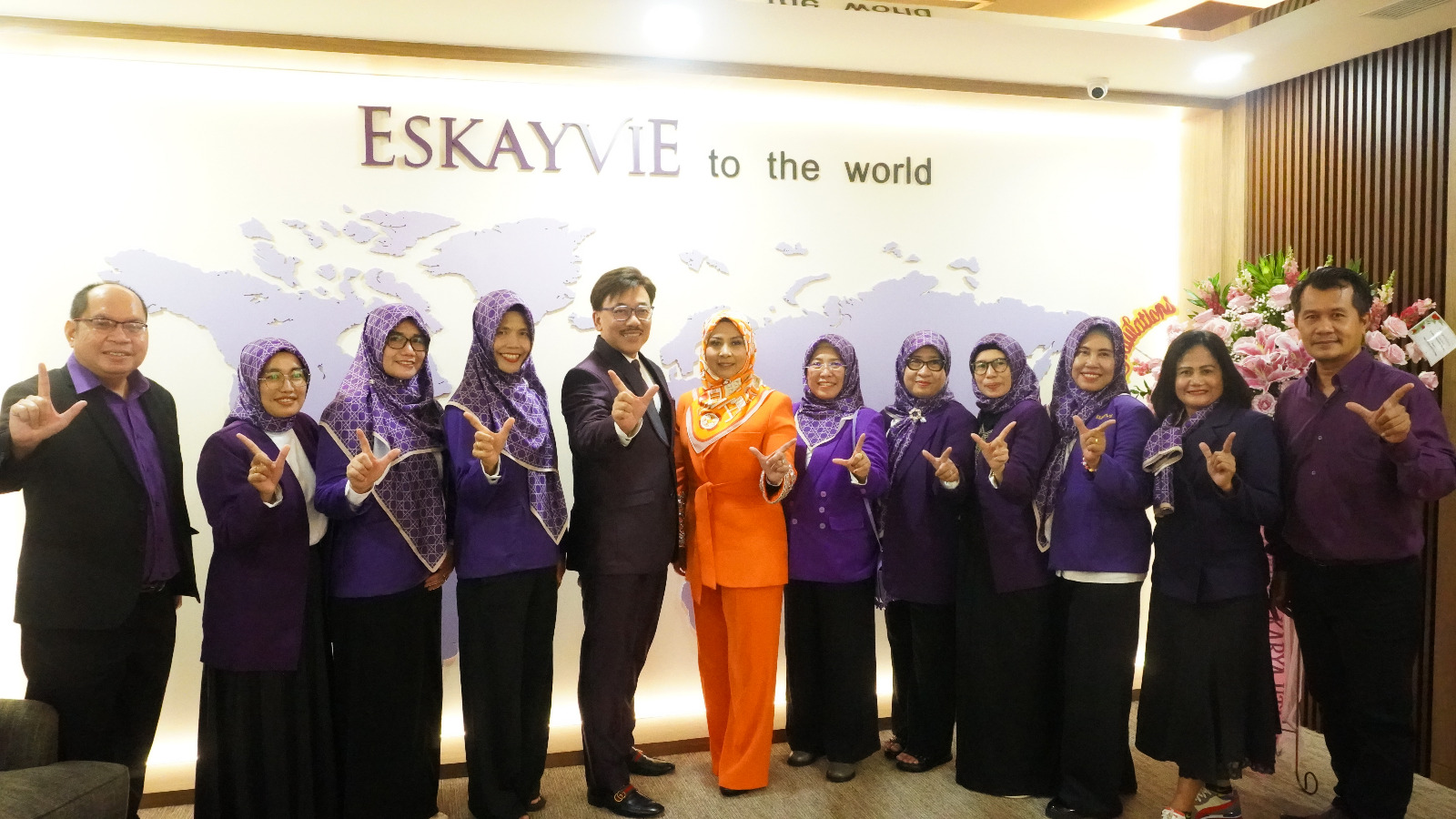 Dr. Syid Ayob Syid Mustafa AlQudri dan Puan Kartika Wati Mohamed bersama Top Leader Eskayvie Indonesia saat peresmian Kantor  Pusat Eskayvie Indonesia di Tower A Lantai 7, South Quarter, Jakarta Selatan, pada Sabtu, 6 Mei 2023.