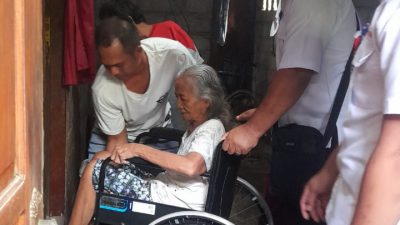 Gelontorkan Program, Kades Patas Bantu Kursi Roda Nenek Alisah