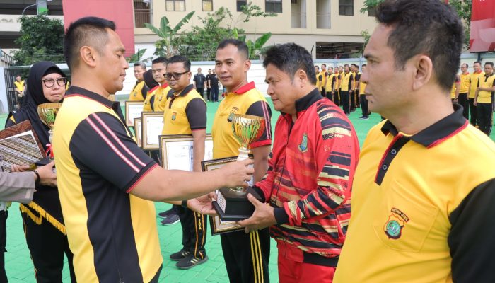 Kapolres Metro Jakarta Barat Serahkan  Pemenang Perlombaan Hari Bhayangkara Ke 77 Piala Dan Piagam