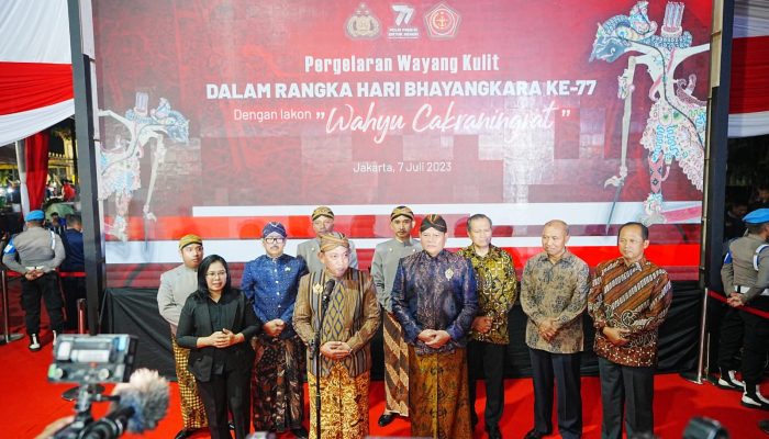 Kapolri Hadiri Gelar Wayang Kulit Lakon Wahyu Cakraningrat : Sinergisitas TNI, Polri, Rakyat Makin Kuat