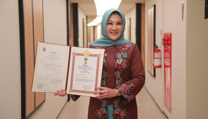 Bupati Klaten Sri Mulyani Terima Penghargaan Satyalancana Wira Karya dari Presiden Joko Widodo