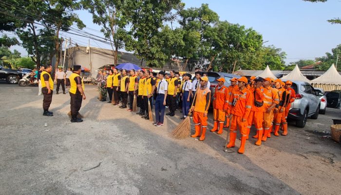 Polsek Kembangan Polres Metro Jakarta Barat Bersama Masyarakat Bergotong Royong Membersihkan Lingkungan Menjadi Asri