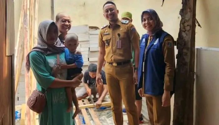 Rumah Warga Tak Layak Huni Difasilitasi Lurah Kembangan Selatan