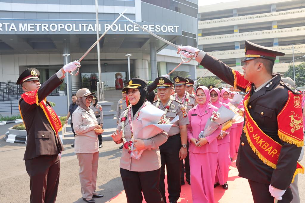 Polres Jakbar Gelar Upacara Tradisi Lepas Anggota Purna Tugas