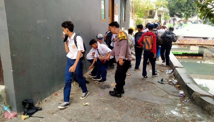 Bhabinkamtibmas Polsek Metro Taman Sari Bubarkan Kerumunan Pelajar, Cegah Aksi Tawuran