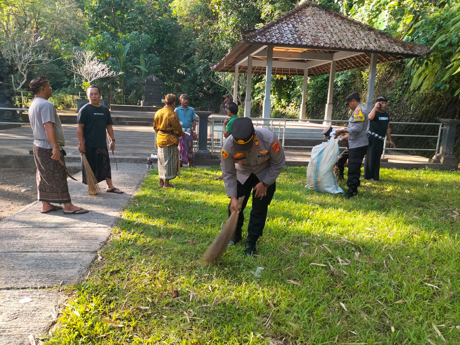Polsek Busungbiu Bersih-bersih Lingkungan Gandeng Babinsa dan Masyarakat Adat