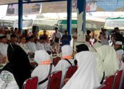 Bupati Melawi bersama Masyarakat Sambut Kedatangan Jama’ah Haji